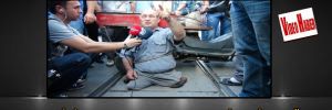 Taksim’de sıradışı eylem:Kendini tramvay yolunda motosikletine bağladı