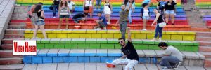 Antalya’da gençler merdivenleri boyadı