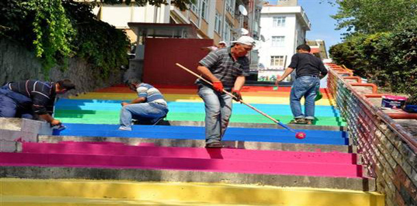Edirne Belediyesi merdivenleri boyuyor