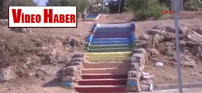 Konyaaltı Sahili’ne inen merdivenler boyandı