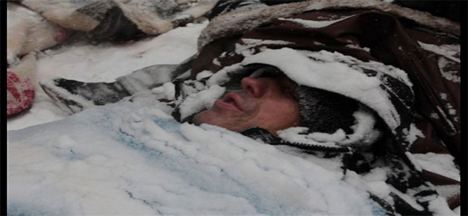 Ukrayna’da karda yatan adam eylemi