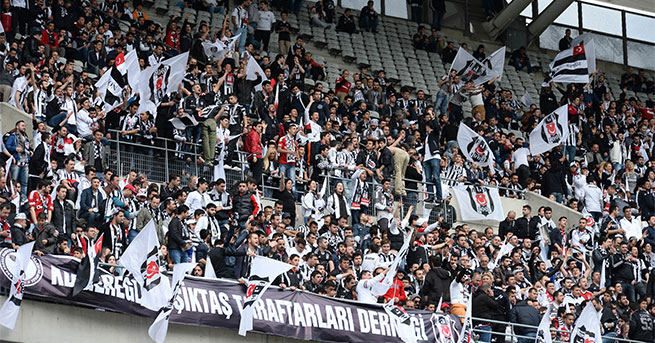 Beşiktaşlılar’dan F.Bahçeli futbolculara alkış