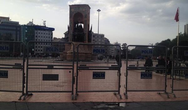 Taksim Cumhuriyet Anıtı çevresi kapatıldı!