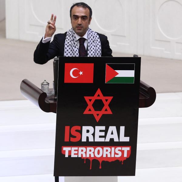 Meclis kürsüsüne ‘İsrail terörist’ afişi