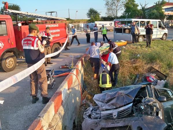 Otomobil akaryakıt istasyonunun duvarına çarptı: 4 ölü