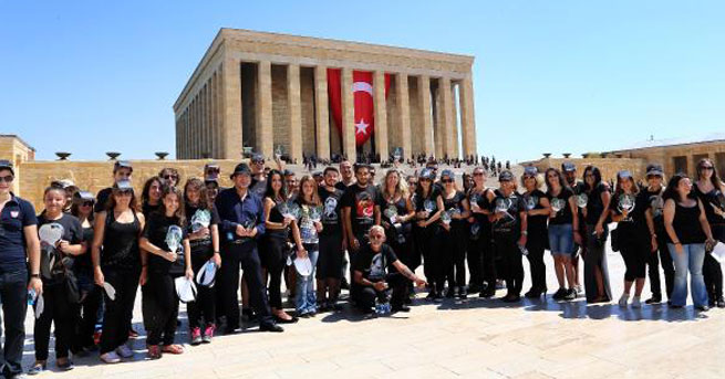En büyük Atatürk için Anıtkabir’ e akın ediyorlar