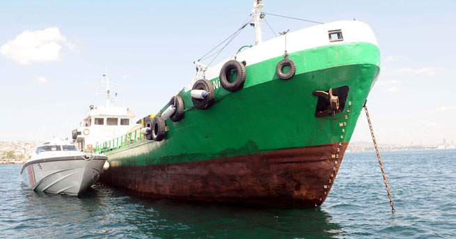 İstanbul’da gemi, tekneye çarptı
