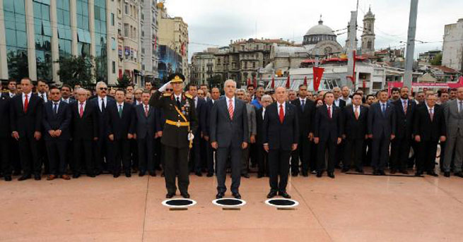 Taksim’de 30 Ağustos töreni
