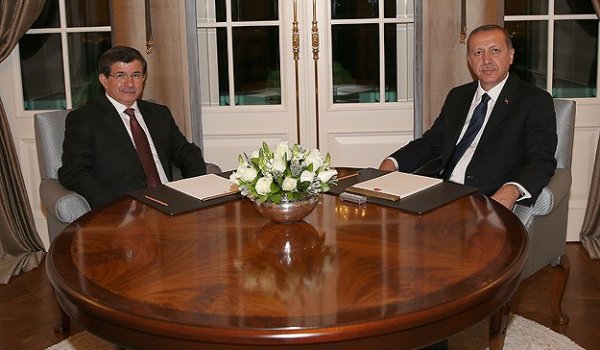 Davutoğlu başbakanlık yetkisini aldı