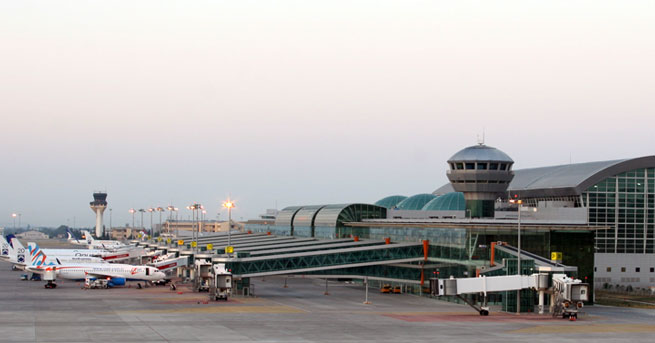 Adnan Menderes Havalimanı pist başında ceset