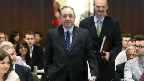İskoçya Bölgesel Hükümeti Başbakanı Alex Salmond istifa etti!