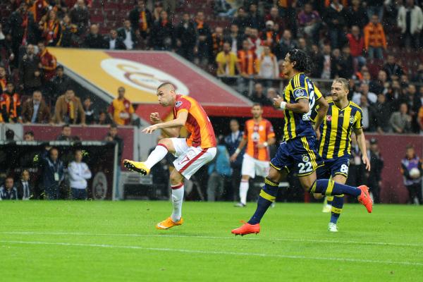 Fenerbahçe’yi Sneijder’in füzeleri devirdi