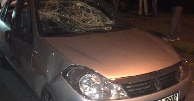 Bağcılar’da otomobile taşlı sopalı saldırı