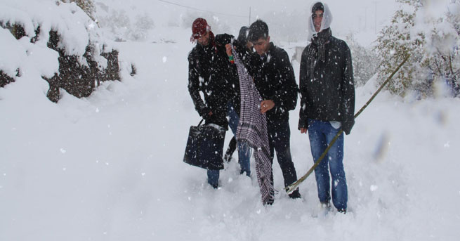 Hakkari’de 27 köy yolu kardan kapandı
