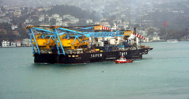 Dev inşaat gemisi İstanbul Boğazı’ndan geçti
