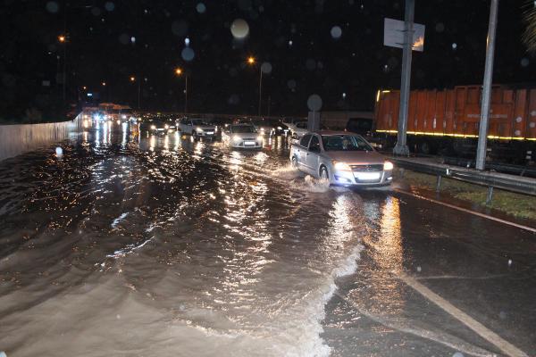 Yağmur, İzmir’de hayatı olumsuz etkiledi