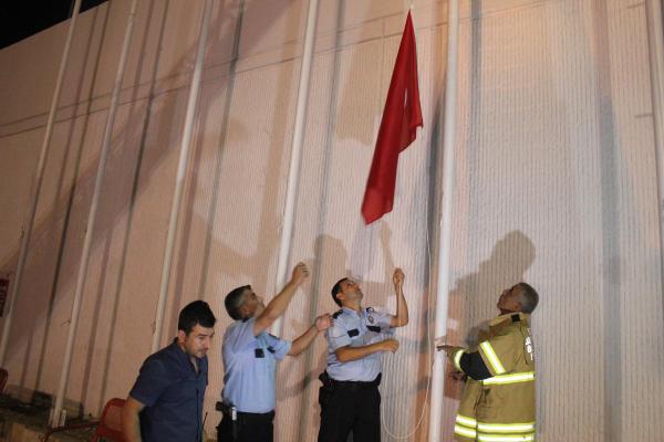 İzmir’de Türk Bayrağı’nı indirme girişi