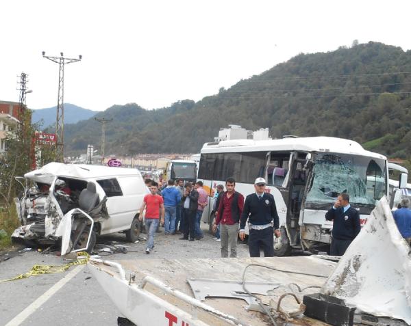 Hopa’da trafik kazası: 1 ölü, 8 yaralı