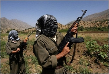 PKK’lı gruplar Gazi Mahallesine giden yolları kapattı