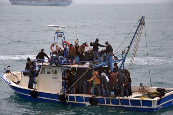 Teknede 79 Suriyeli kaçak yakalandı