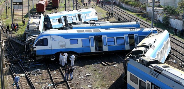 Kazakistan’da feci kaza: İki tren aynı anda tırı biçti