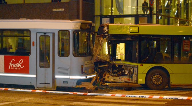 Tramvay ile otobüs çarpıştı: 10 yaralı