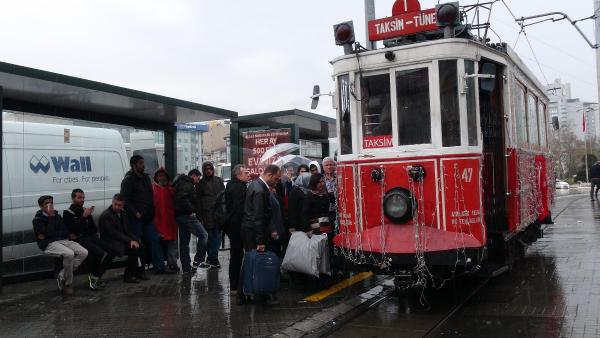 Taksim Meydanı’ndaki tramvay durağı söküldü