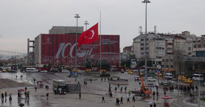 Taksim’deki dev Türk Bayrağı yarıya indirildi