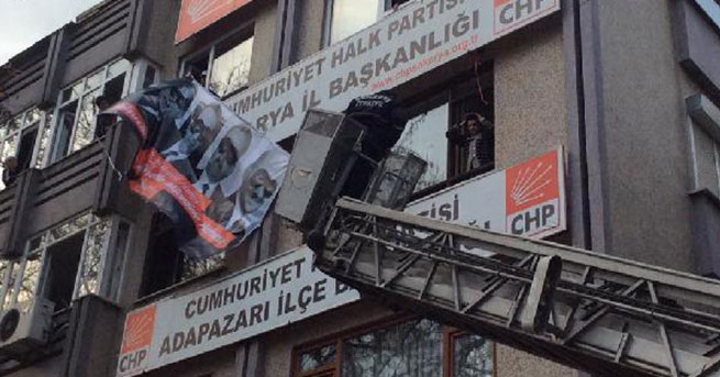 CHP’nin ’17-25 Aralık’ afişi kaldırıldı