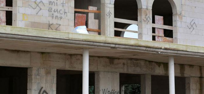 Cami inşaatına Nazi sembolleri ve ırkçı ifadeler