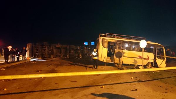 Tarım işçilerini taşıyan otobüsle kamyon çarpıştı: 18 yaralı