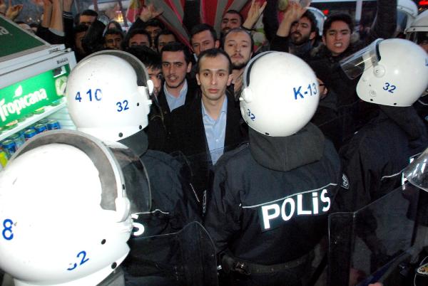 Ülkücüler AKP sergisinden TÜRKEŞ’i kaldırttılar
