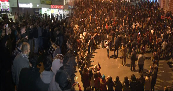 Hakkari ve Diyarbakır’da Kobani kutlamaları