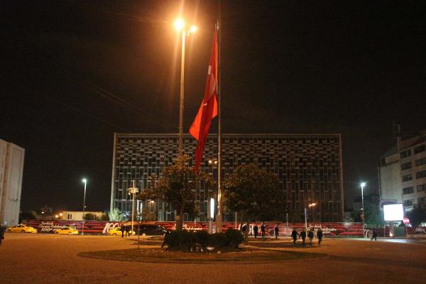 Taksim’deki dev Türk bayrağı yarıya indi