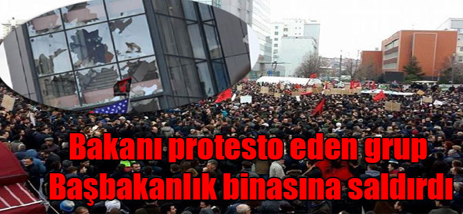 Bakanı protesto eden grup Başbakanlık binasına saldırdı
