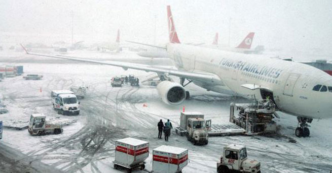Atatürk Havalimanı’nda uçakların iniş ve kalkışları durduruldu