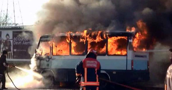 Üniversitelileri taşıyan minibüs alev alev yandı