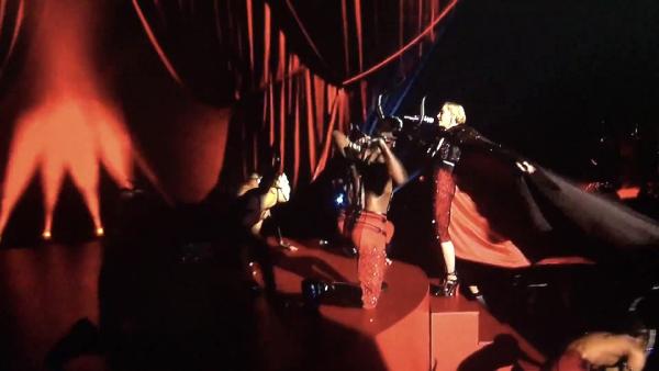 Madonna sahneden düştü