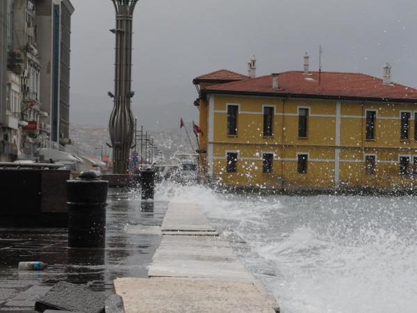 İzmir’i lodos çarptı