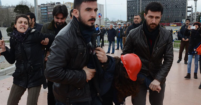 Taksim’de pankart açan iki mühendis gözaltına alındı