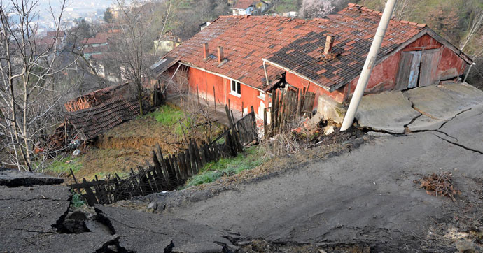 Karabük’te heyelan: 14 ev tahliye edildi