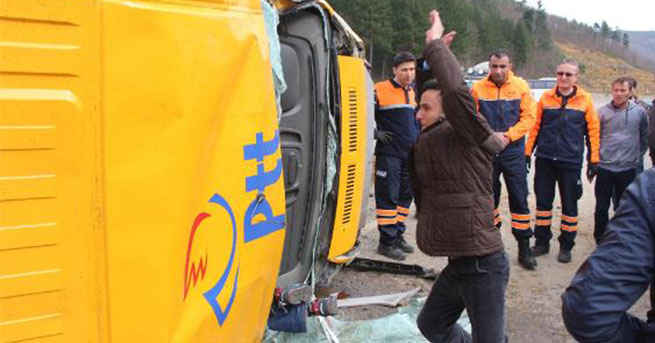 PTT’nin kargo minibüsü devrildi, sürücü öldü