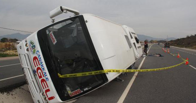 Bergama’da yolcu midibüsü devrildi: 1 ölü, 9 yaralı