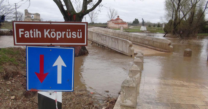 Edirne’de sular yükseldi, köprüler trafiğe kapatıldı