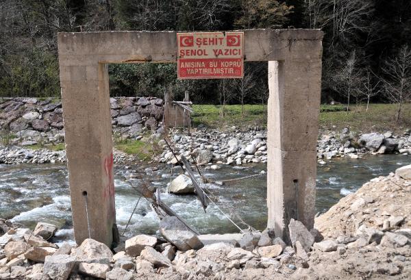 Şehit anısına yapılan asma köprüyü taş ocağı yok etti