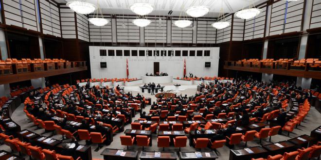 CHP, İYİ Parti ve HDP’liler ayağa kalkmadı