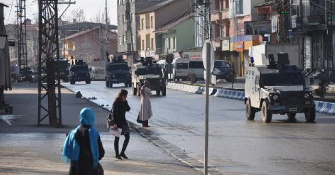 Yüksekova’da askeri konvoya taşlı saldırı
