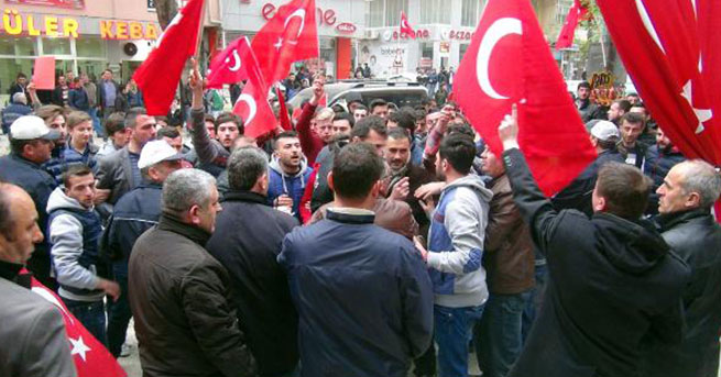 HDP’ye yürüyen grubu polis engelledi