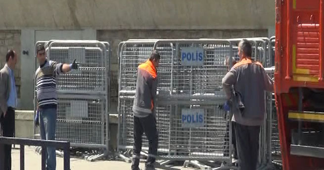 Taksim Meydanı’na polis barikatları getirildi