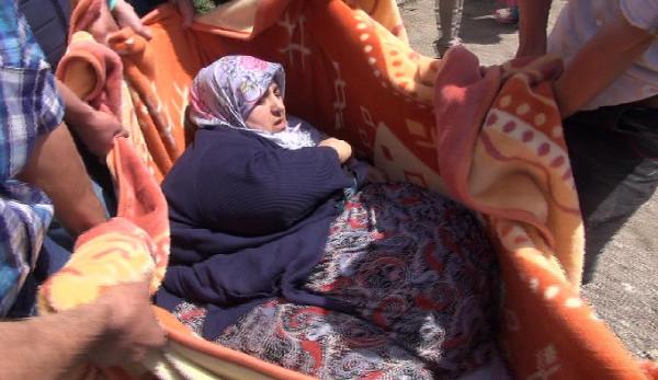 250 kiloluk kadın battaniyeyle taşındı
